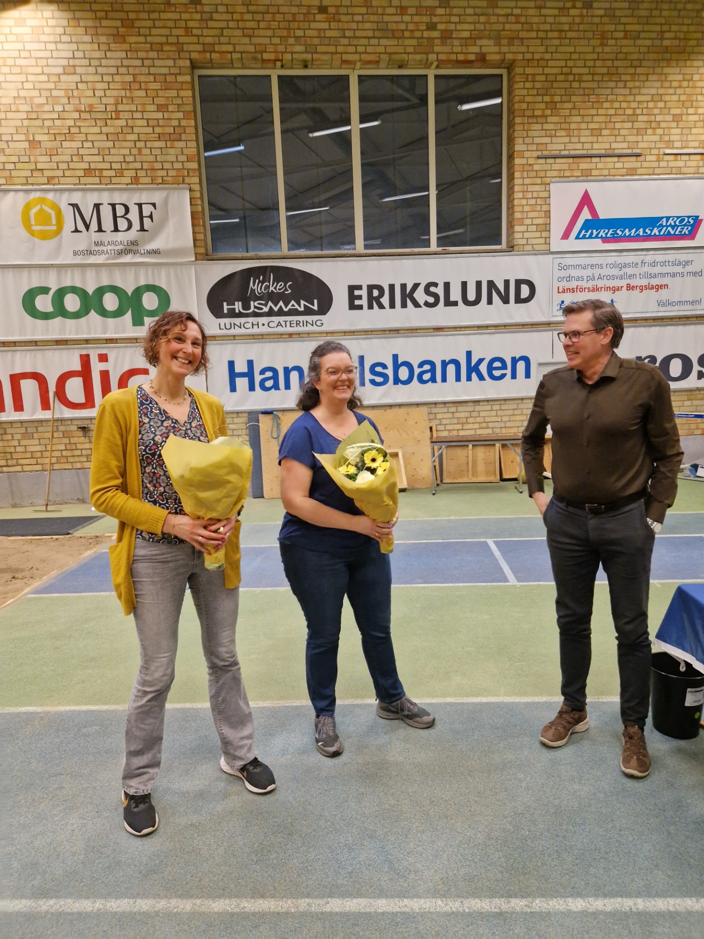 Linda Wiklund och Frida Karlén lämnar styrelsen och tackades av efter mötet